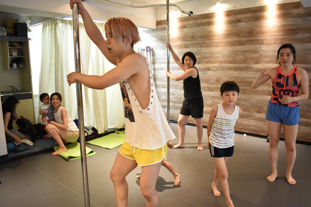 社内でスポーツイベント『ポールダンス』!