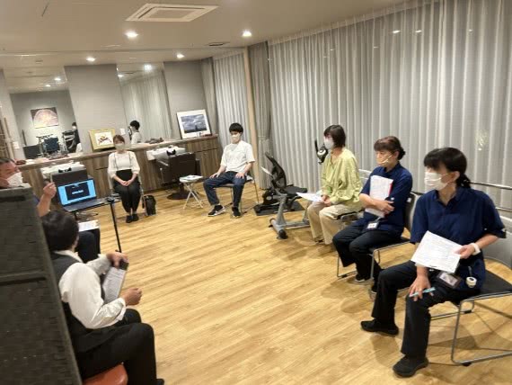 鎌倉山にある施設にて、スタッフ向けの介助研修を実施しました