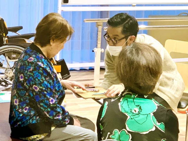 初台にある介護施設にて言語聴覚士によるリハビリが始まりました。